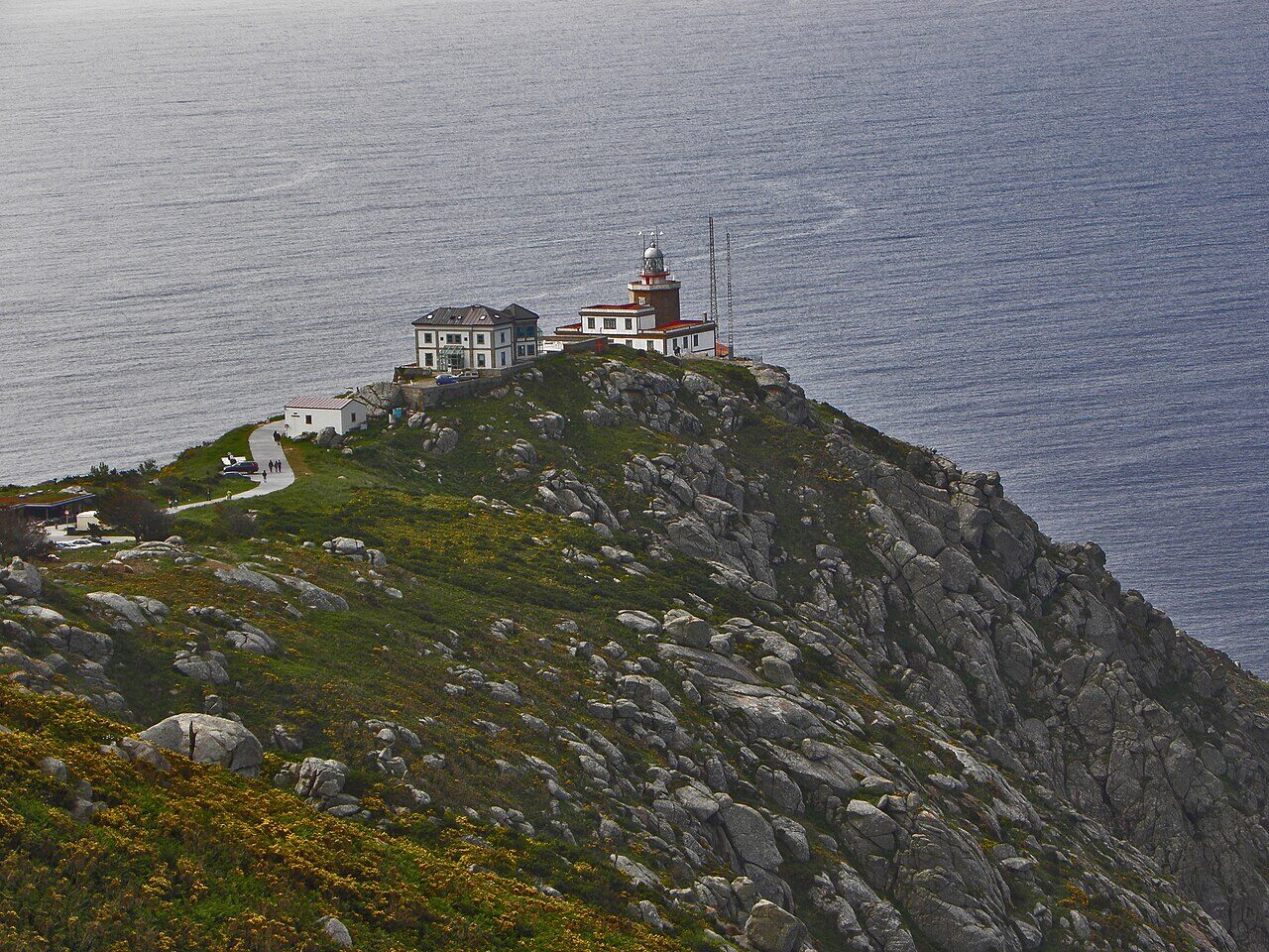Faro de Fisterra al atardecer, una de las mejores bases para dormir en Costa da Morte
